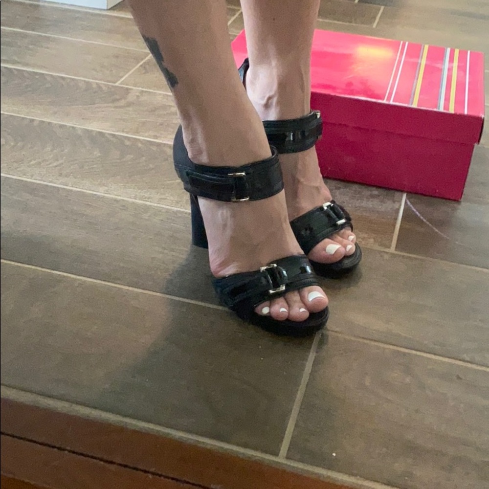 BCBG size 7 Mack heels